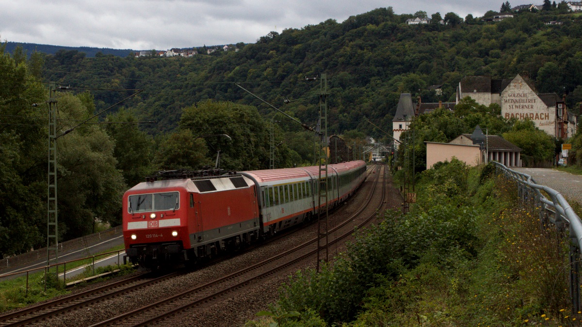 120 114 mit EC in Richtung Norden am 14.10.13 in Bacharach