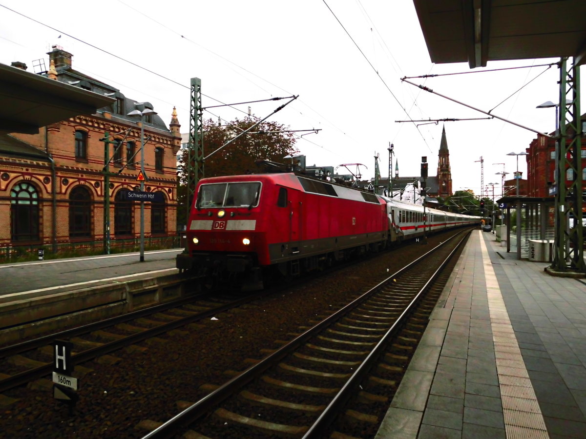 120 114 mit einem InterCity bei der einfahrt in den Schweriner Hbf am 30.9.18