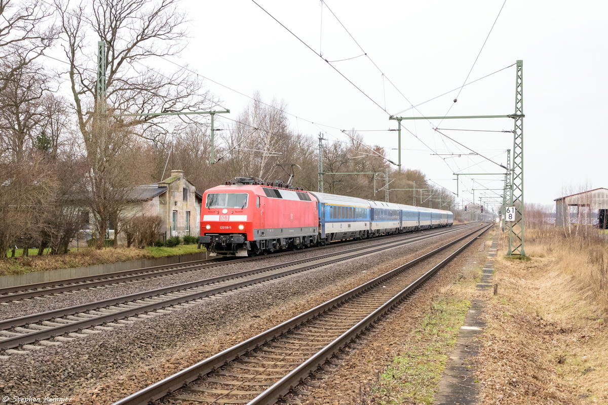 120 118-5 mit dem EC 177  Johannes Brahms  von Hamburg-Altona nach Praha hl.n. in Friesack(Mark). 26.01.2016