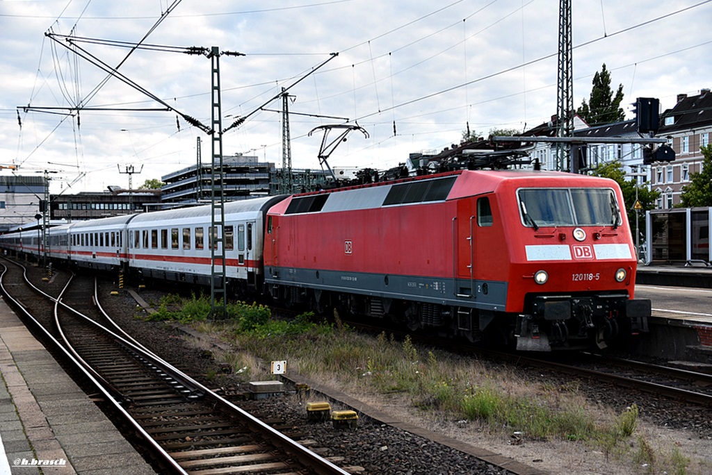 120 118-5,bei der abfahrt mit einen IC,vom bf hh-altona,18.09.16