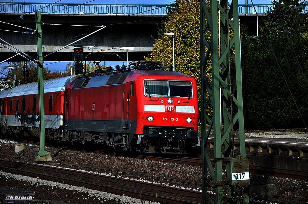 120 119-3 zog einen auto-reisezug durch hh-harburg,datum 24.10.14