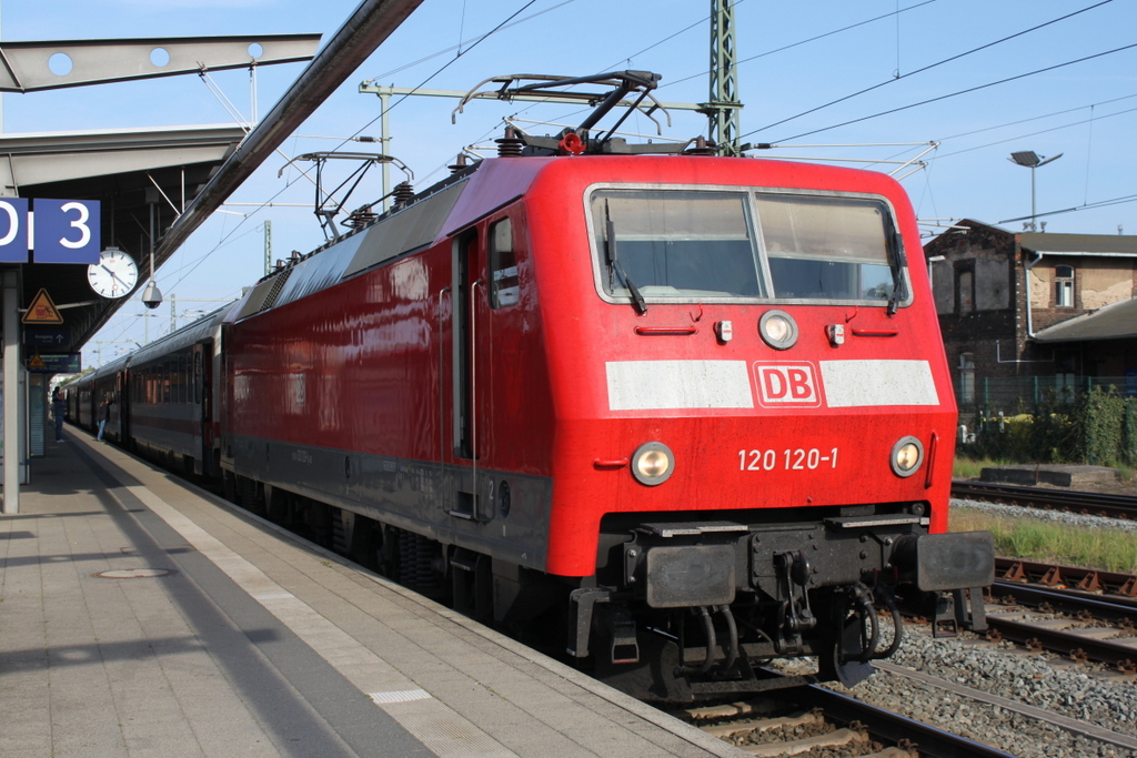 120 120-1 mit IC 2373(Stralsund-Karlsruhe)kurz vor der Ausfahrt im Rostocker Hbf.25.09.2016