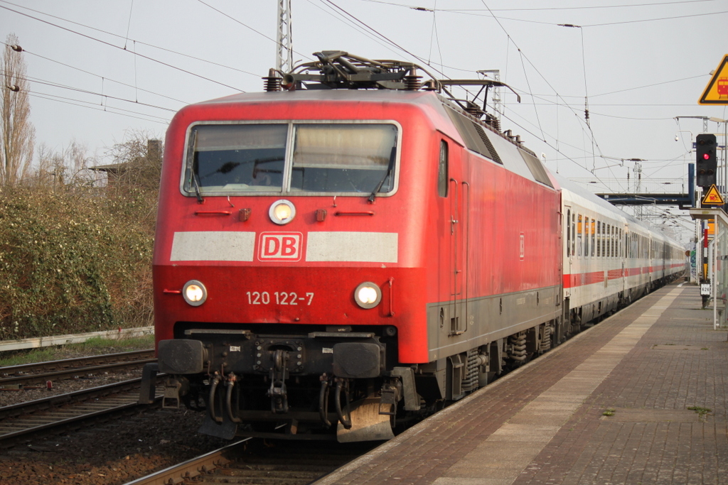 120 122-7 mit IC 2174(Hamburg-Warnemnde)bei der Durchfahrt gegen 18:13 Uhr im Haltepunkt Rostock-Bramow.10.04.2015