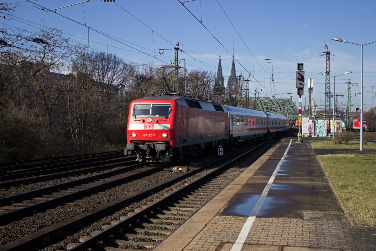 120 122 verlässt am 25.02.15 mit einem Intercity die Kölner Hohenzollernbrücke und durchfährt den Deutzer Bahnhof.