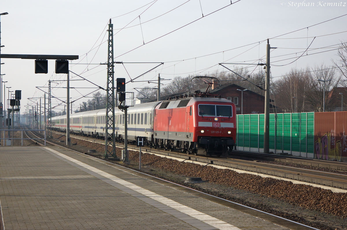 120 125-0 mit dem IC 2902 für ICE 374 von Basel SBB nach Berlin Ostbahnhof, bei der Durchfahrt in Rathenow und hinten schob die 120 157-3 den Zug nach. 14.01.2014