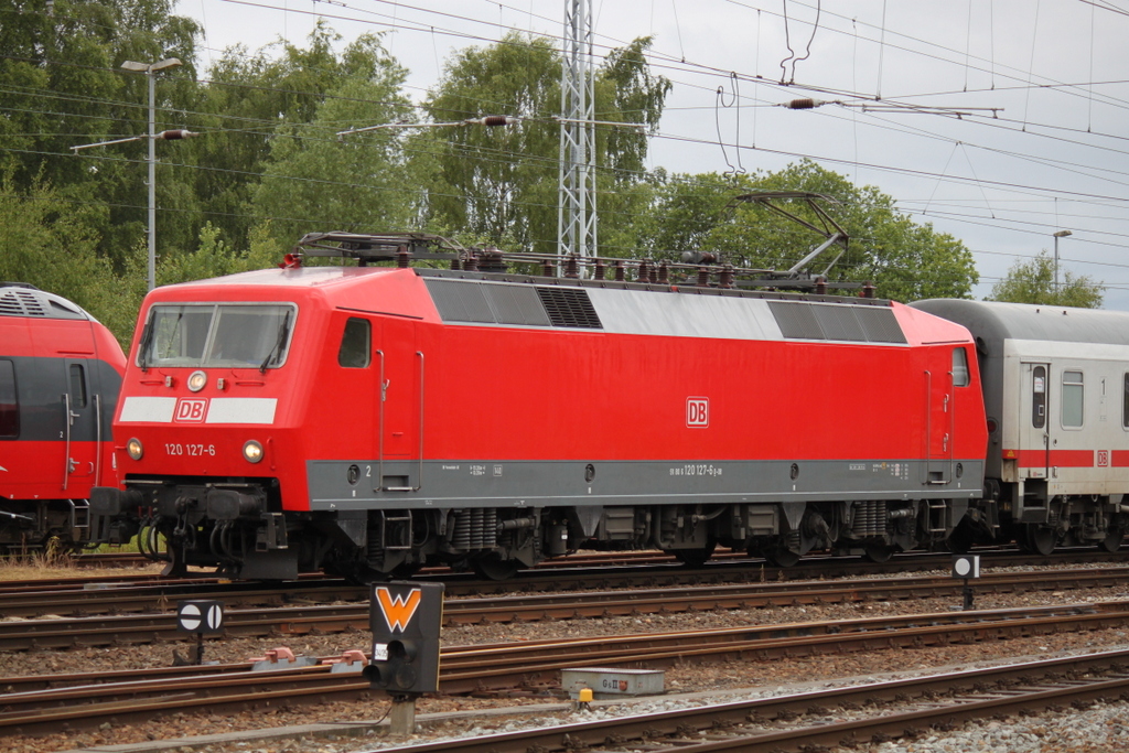 120 127-6 mit IC 2239(Warnemnde-Leipzig)bei der Ausfahrt im Rostocker Hbf.19.06.2015