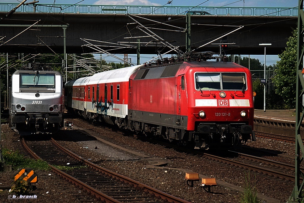 120 131-8 fuhr mit einen auto-zug durch hh-harburg,links 37031 der akiem,aufgenommen am 06.06.14