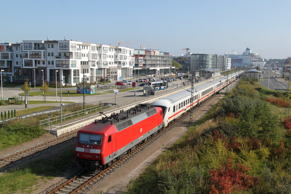 120 132(hinten)mit LPFT 78561 von Rostock Hbf nach Warnemünde bei der Durchfahrt in Warnemünde Werft.16.09.2017