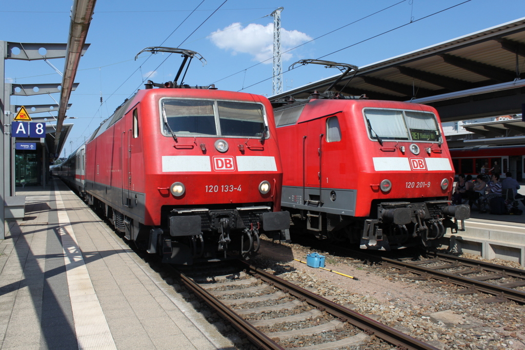 120 133-4+101 019-8(hinten)mit IC 2417 von Rostock Hbf nach Kln Hbf bei der Ausfahrt im Rostocker Hbf.08.05.2016