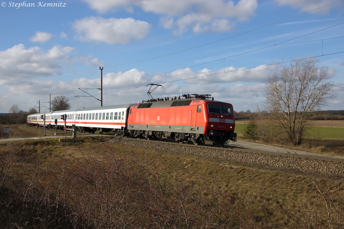 120 134-2 mit dem IC 1931 von Hamburg Hbf nach Berlin Südkreuz in Stendal(Wahrburg). 14.02.2014