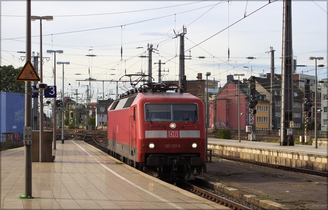 120 137 am 29.08.14 auf Solofahrt durch den Kölner Hbf