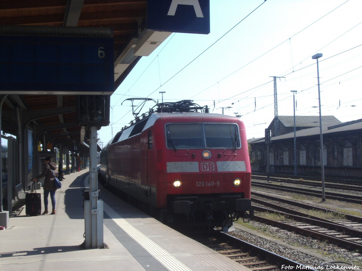 120 140-9 mit einem InterCity im Bahnhof Stralsund Hbf  am 25.4.14