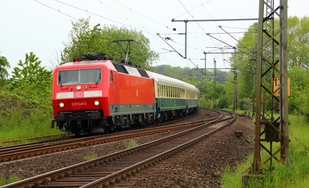 120 149-0 mit dem IC 2417 bei der Einfahrt in Schleswig. 20.05.2012