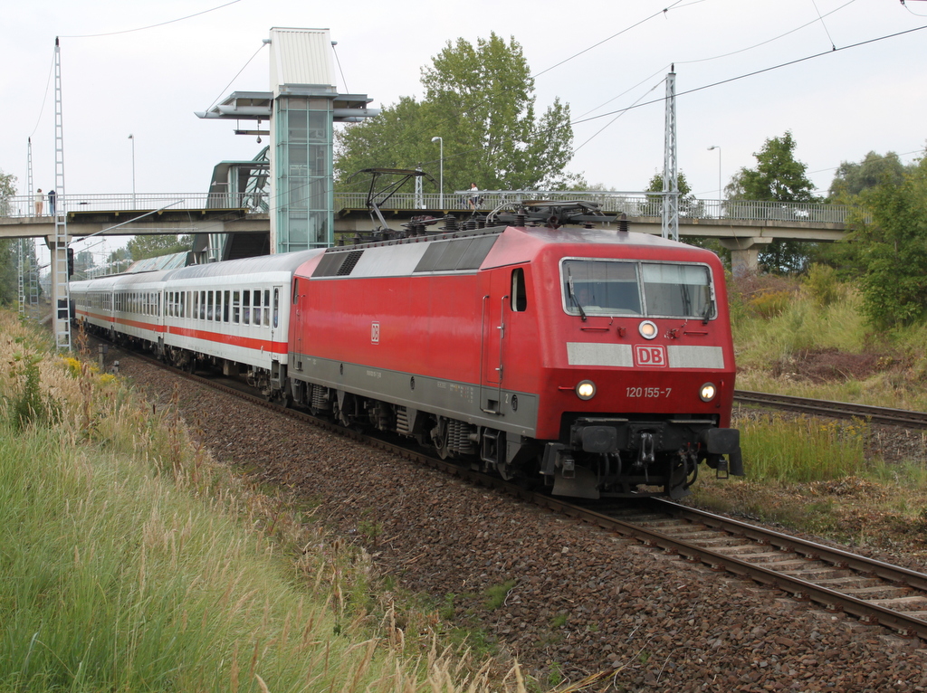 120 155-7 mit IC 2409 von Warnemnde nach Dsseldorf bei der Durchfahrt in Rostock-Marienehe.13.09.2015