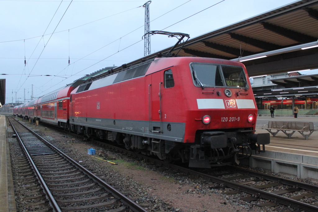 120 201-9 mit RE 4306(Rostock-Hamburg)kurz vor der Ausfahrt im Rostocker Hbf.28.12.2017