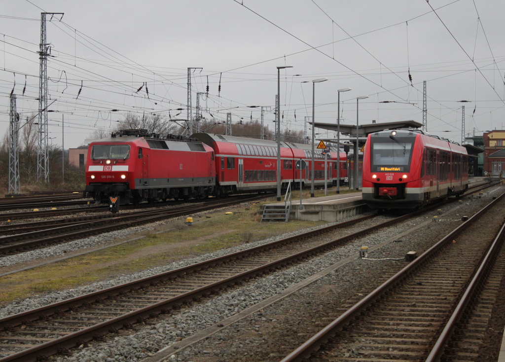 120 201-9 mit RE 4310 von Rostock Hbf nach Hamburg Hbf bei der Ausfahrt im Rostocker Hbf recht´s hatte 623 520-3 noch Zeit bis zur Ausfahrt.29.01.2016