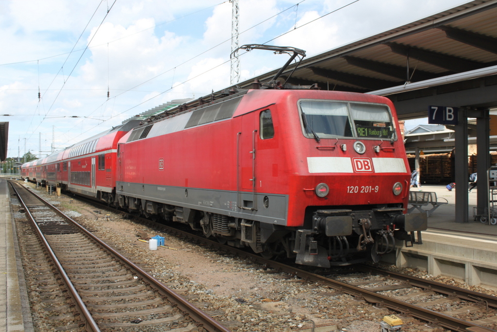 120 201-9 mit RE4310(Rostock-Hamburg)kurz vor der Ausfahrt im Rostocker Hbf.28.07.2017