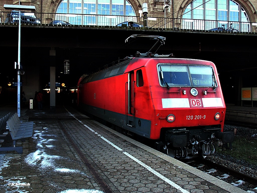 120 201-9 stand mit den RE1 nach rostock,in hamburg-hbf,29.12.14