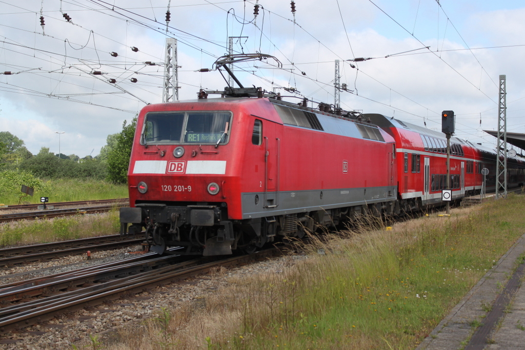 120 201 mit RE 4305(Hamburg-Rostock)bei der Einfahrt im Rostocker Hbf.10.06.2017