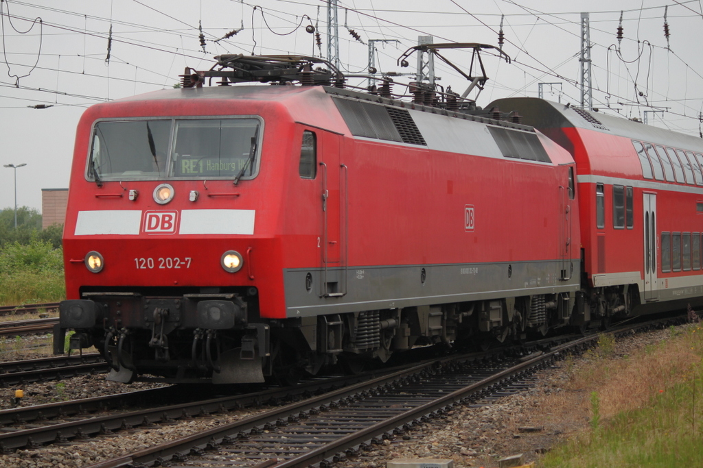 120 202-7 mit RE 4310(Rostock-Hamburg)bei der Ausfahrt im Rostocker Hbf.17.06.2016