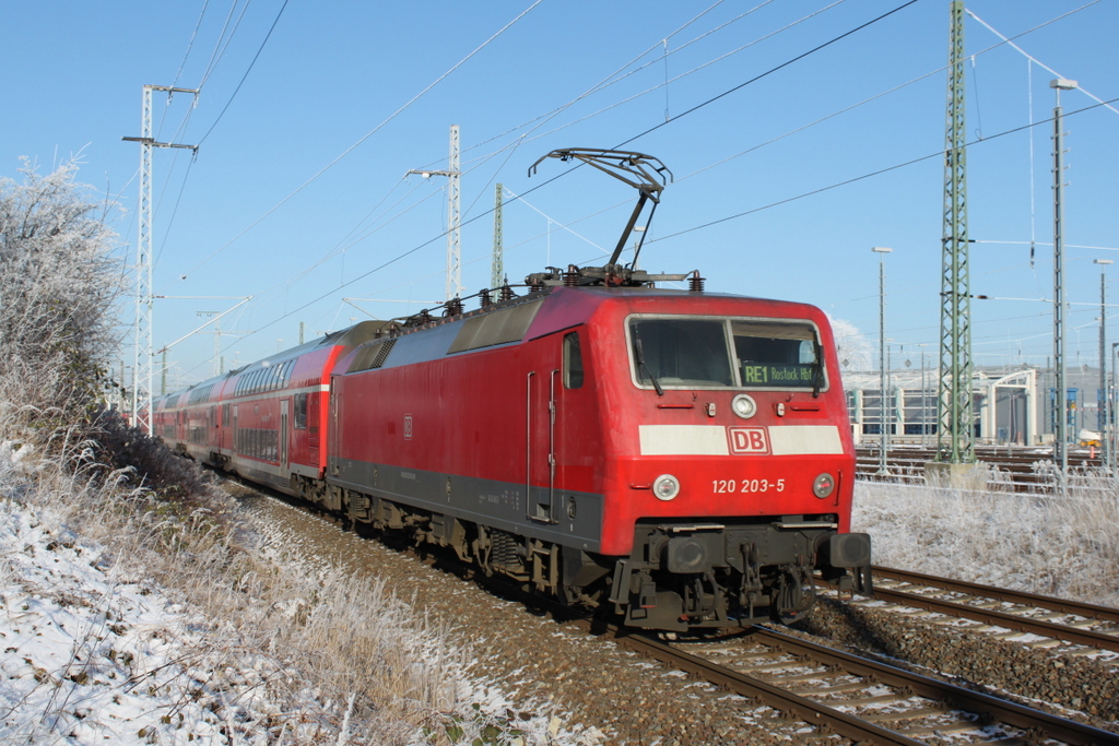 120 203-5 mit RE 4309(Hamburg-Rostock)bei der Einfahrt im Rostocker Hbf.22.01.2016