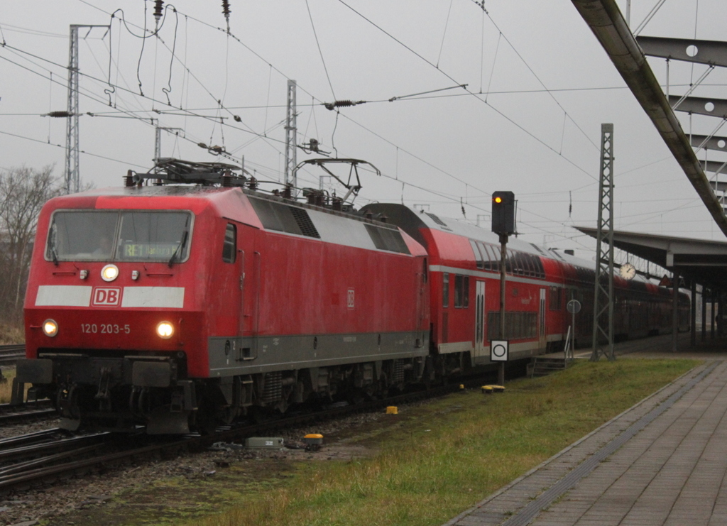 120 203-5 mit RE 4310(Rostock-Hamburg)bei der Ausfahrt im Rostocker Hbf bei bestem Regenwetter.05.01.2018