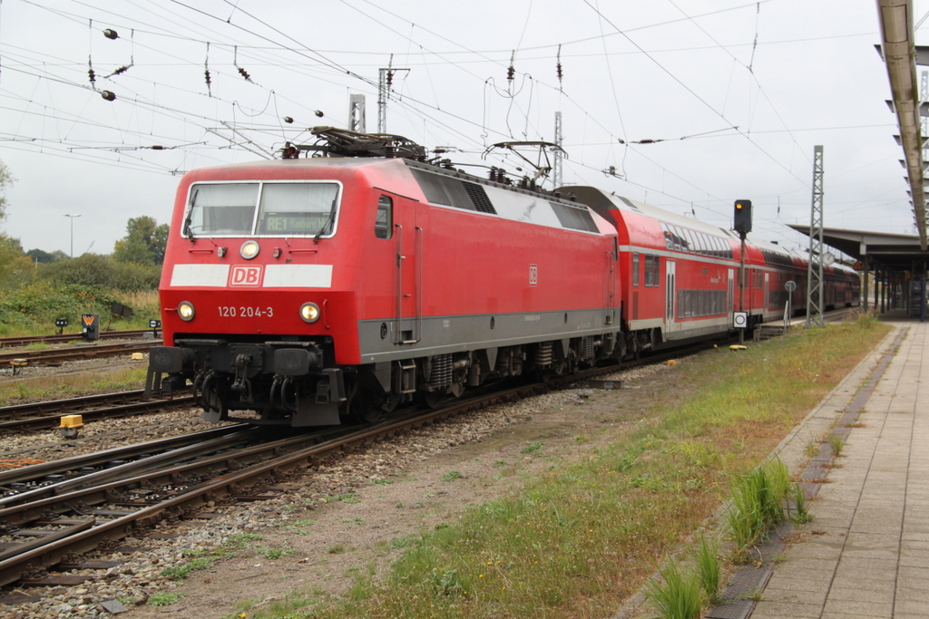 120 204-3 mit RE 4310(Rostock-Hamburg)bei der Ausfahrt im Rostocker Hbf.07.10.2016