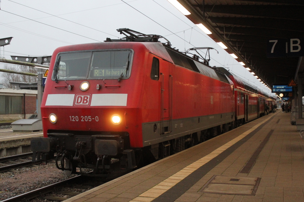 120 205-0 mit RE 4306(Rostock-Hamburg)kurz vor der Ausfahrt im Rostocker Hbf.23.12.2017