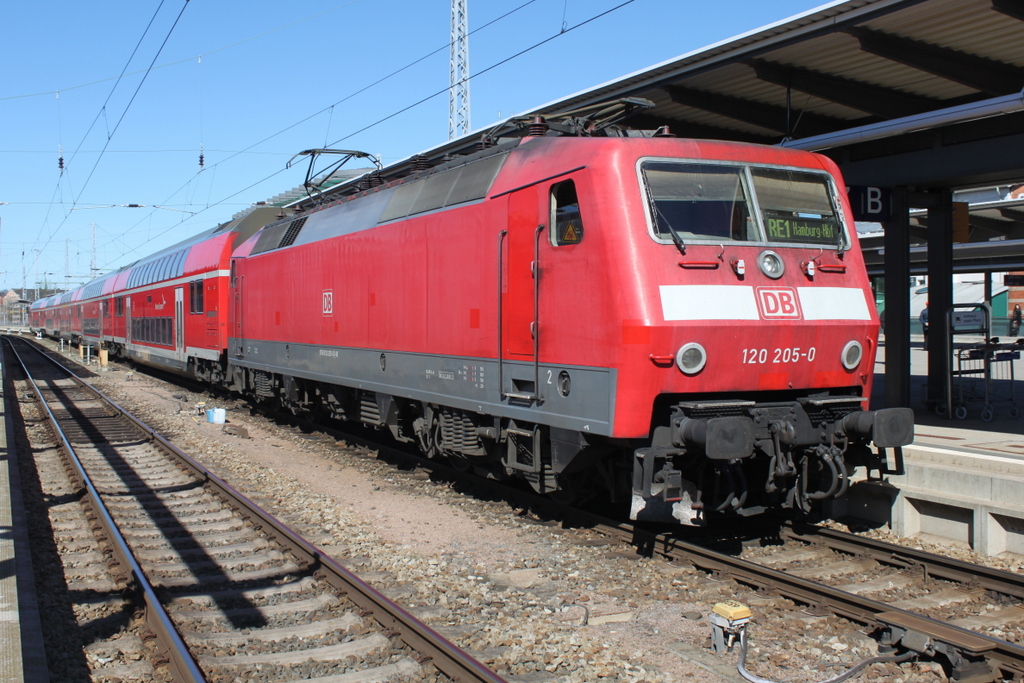 120 205-0 mit RE 4310(Rostock-Hamburg)stand am 01.04.2016 im Rostocker Hbf bereit.