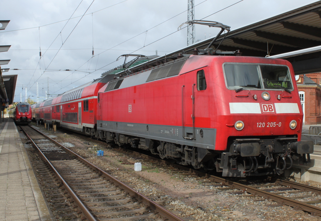 120 205-0 mit RE 4310(Rostock-Schwerin) kurz vor der Ausfahrt im Rostocker Hbf.06.10.2017