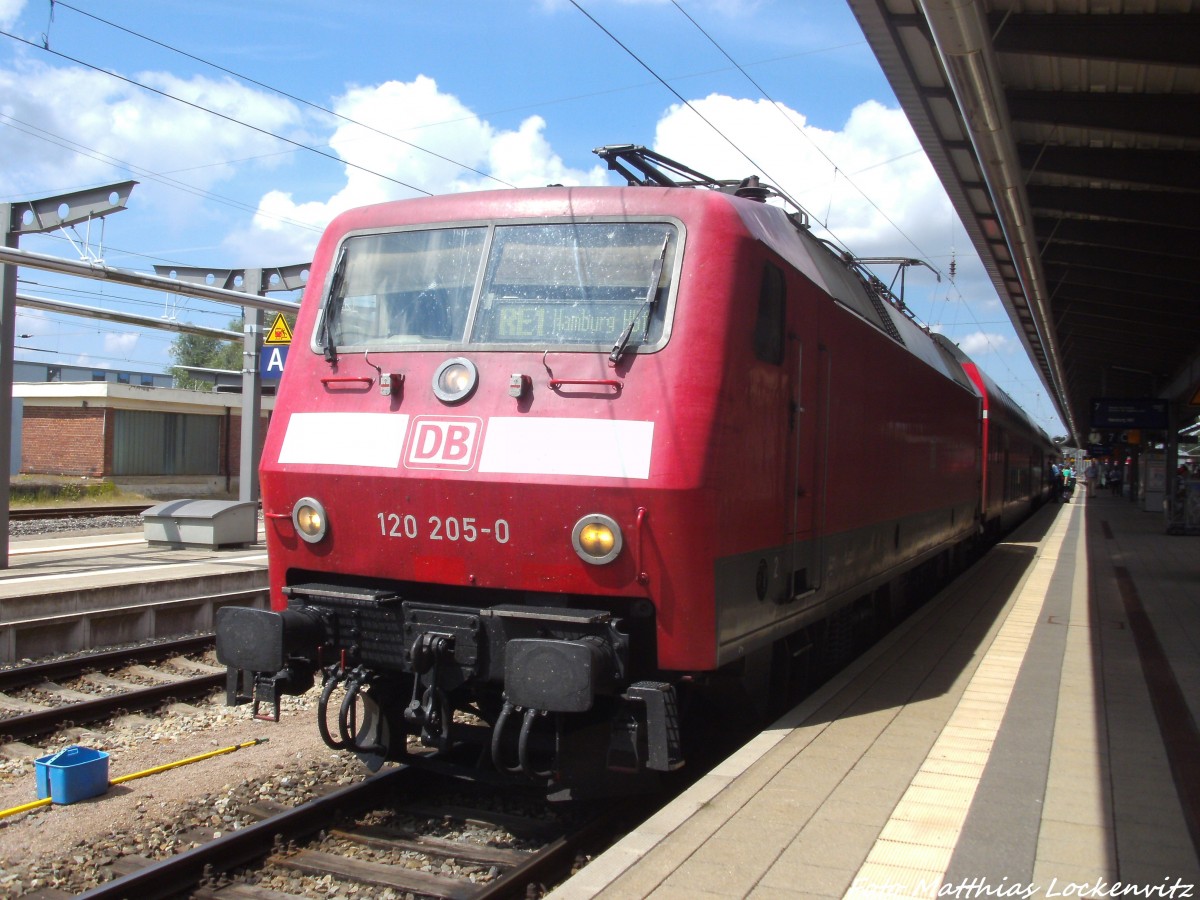 120 205 als RE1 mit ziel Hamburg Hbf im Bahnhof Rostock Hbf am 15.7.14