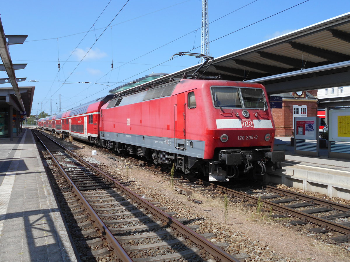 120 205 fotografierte ich,am 15.Juli 2018,nach der Ankunft aus Hamburg,im Rostocker Hbf.