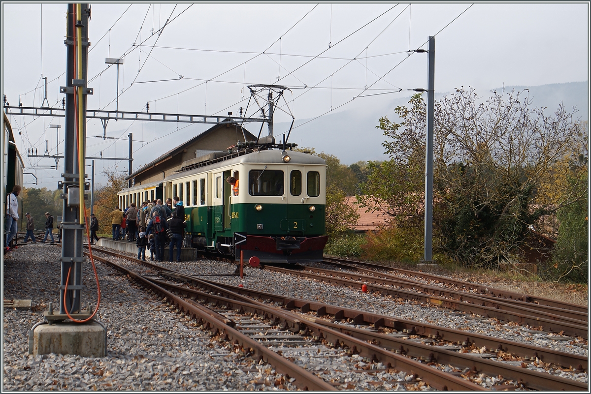 120 Jahre BAM MBC: Der Zwischenbahnsteig in L'Isle Mont la Ville ist dem Andrang zum Fest 120 Jahre BAM kaum gewachsen - der BCFe 4/4 N ist mit seinem AB als Regionalzug 14 in Apples eingetroffen und wird gleich seinen AB umfahren um als Zug 17 nach Apples zurckzufahren. 
24. Okt. 2015