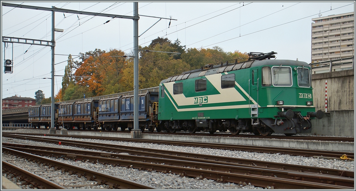 120 Jahre BAM MBC: zur Einstimmunmg auf das Jubiläum steht die BAM  Re 4/4 II (UIC 9185 4420 506-8 CH MBC) mit drei Fads Morges.
24. OKt. 2015