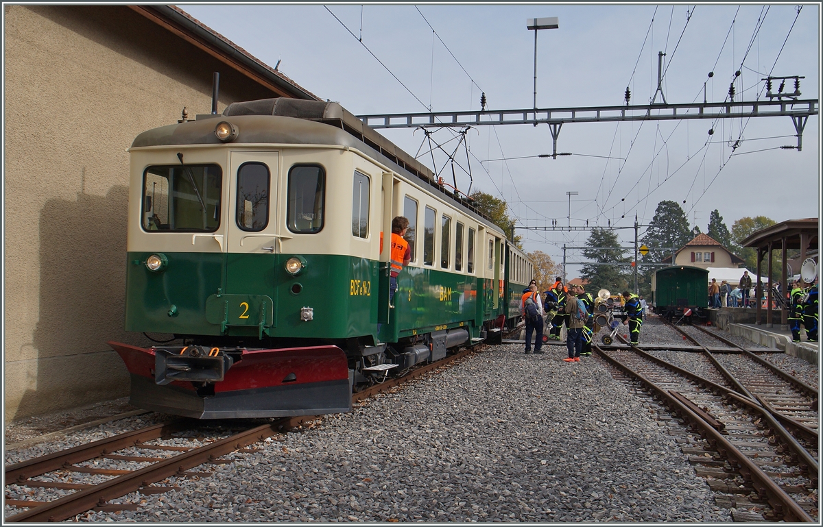 120 Jahren BAM MBC: Der historische BCFe 4/4 N 2 und sein AB bernahmen zum 120.BAM Jubilmsfest die Planleistungen auf der Strecke Apples - L'Isle Mont la Ville (sowie zwei Extrazugpaare nach Bire) Trotz des geringen Verkehrsaufkommens in L'Isle Mont la Ville verfgt der Bahnhof ber eine Intrastruktur, welche das Umfahren problemlos erlauben, auch wenn dann die Reisenden nicht direkt am Bahnsteig einsteigen knnen.
24. Okt. 2015