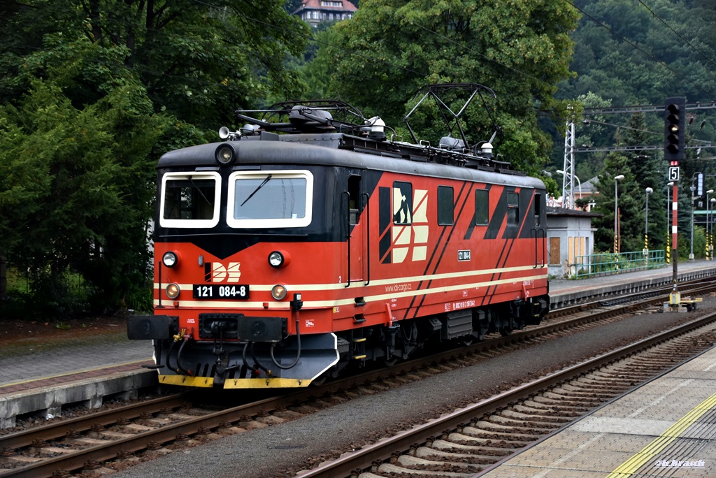 121 084-8 mute warten auf weiterfaht im bahnhof decin hl.n. 03.08.17