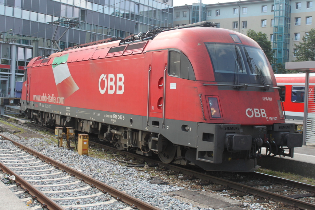 1216 007 stand am Morgen des 26.07.2016 im Mnchener Hbf.