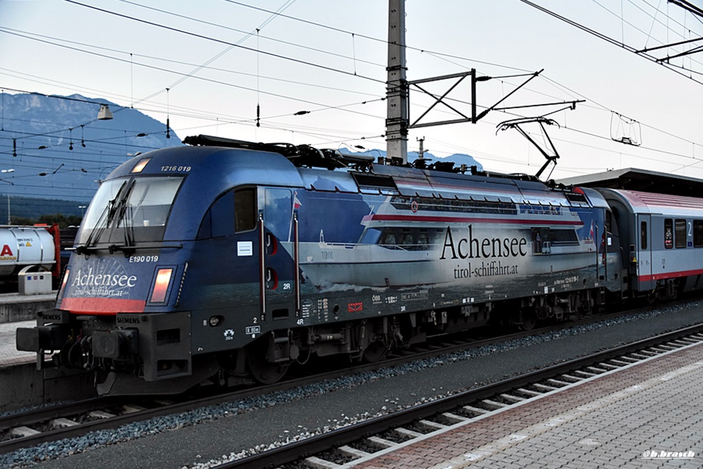 1216 019 stand mit einen IC nach innsbruck,im hbf von wörgl,27.09.16