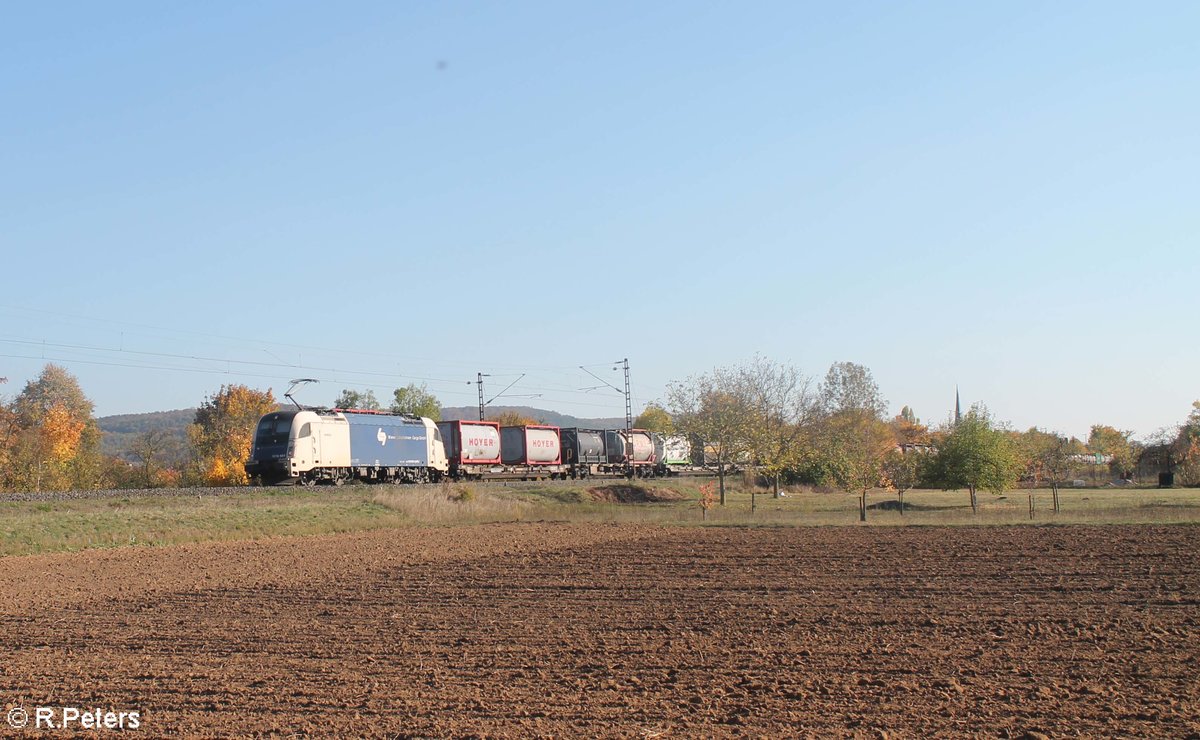 1216 951 zieht ein Containerzug bei Thüngersheim gen Norden. 13.10.18