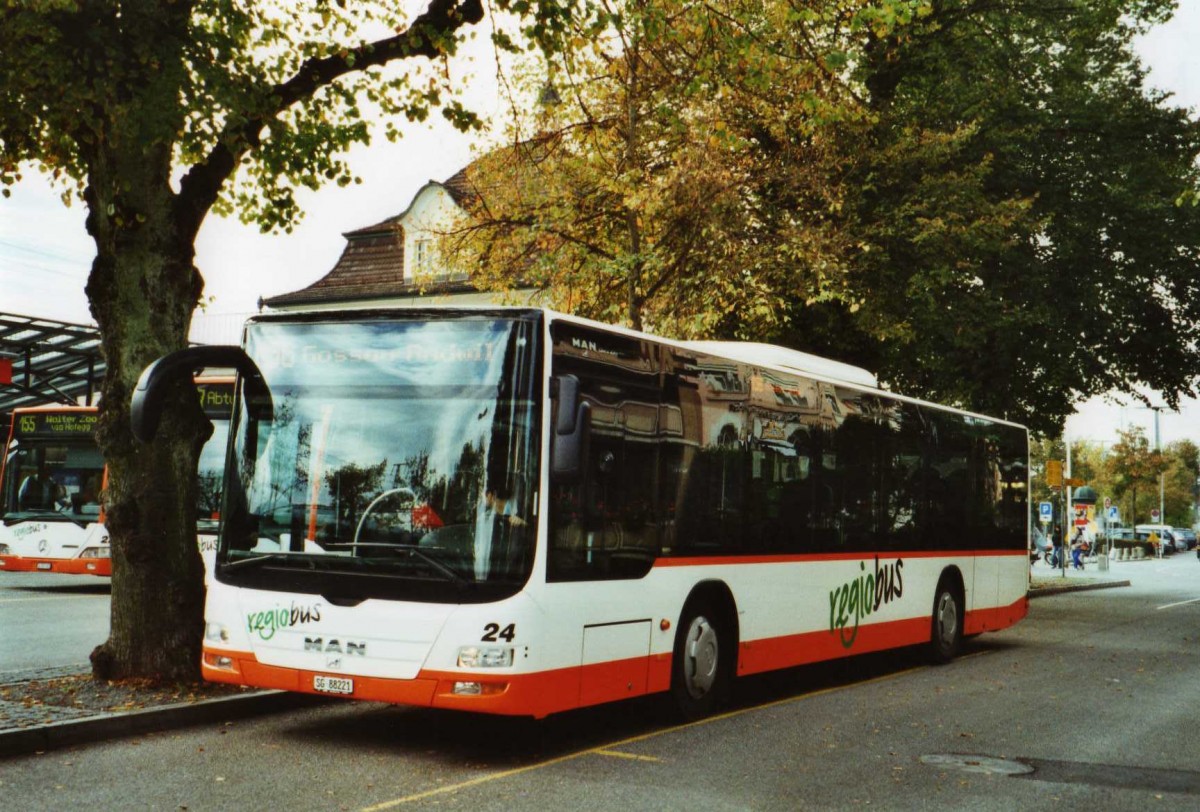 (121'621) - Regiobus, Gossau - Nr. 24/SG 88'221 - MAN am 21. Oktober 2009 beim Bahnhof Gossau