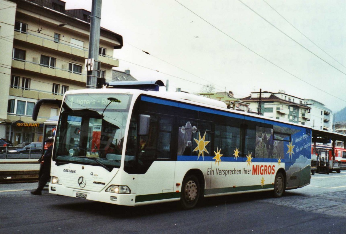 (122'726) - PostAuto Wallis - VS 241'962 - Mercedes am 12. Dezember 2009 beim Bahnhof Brig