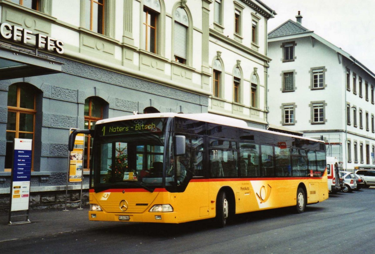 (122'733) - PostAuto Wallis - VS 241'966 - Mercedes am 12. Dezember 2009 beim Bahnhof Brig