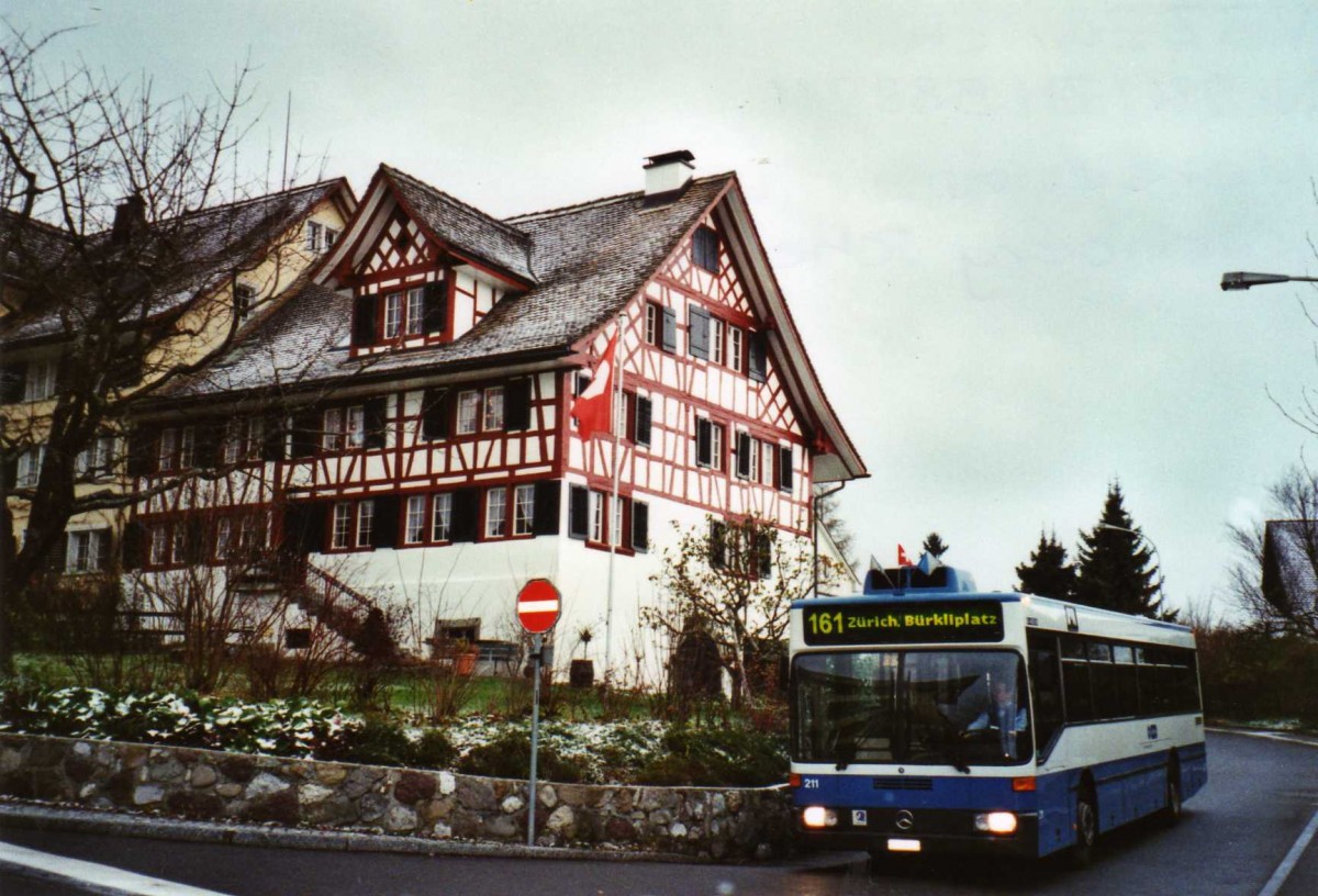 (123'022) - VBZ Zrich - Nr. 211/ZH 588'211 - Mercedes am 13. Dezember 2009 in Kilchberg, Scheune im Hof