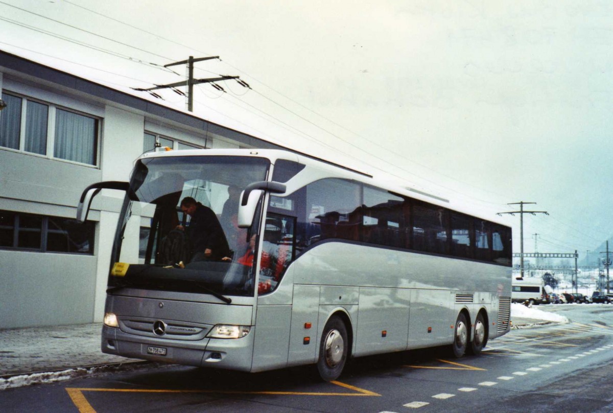 (124'108) - EvoBus, Kloten - ZH 708'471 - Mercedes am 10. Januar 2010 beim Bahnhof Frutigen