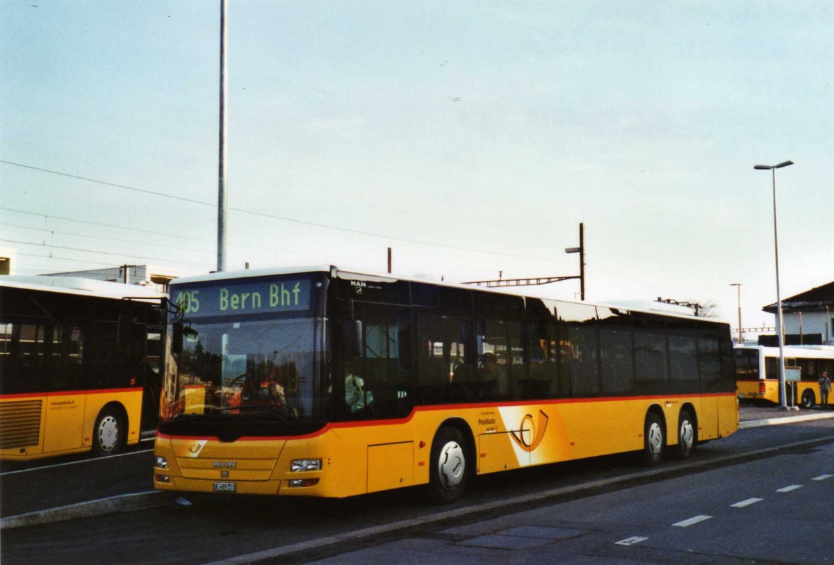 (124'222) - PostAuto Bern - Nr. 653/BE 489'253 - MAN am 23. Januar 2010 beim Bahnhof Lyss