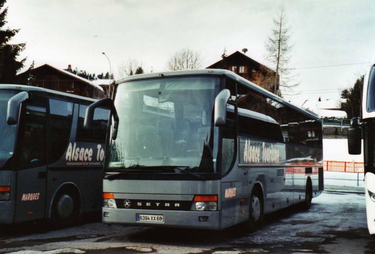 (124'309) - Aus Frankreich: Alsace Tourisme - 6394 XX 68 - Setra am 24. Januar 2010 beim Bahnhof Saanenmser