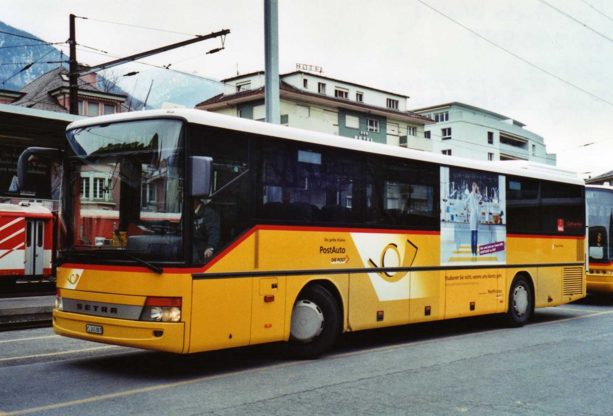 (124'729) - PostAuto Wallis - VS 245'887 - Setra am 9. Mrz 2010 beim Bahnhof Brig