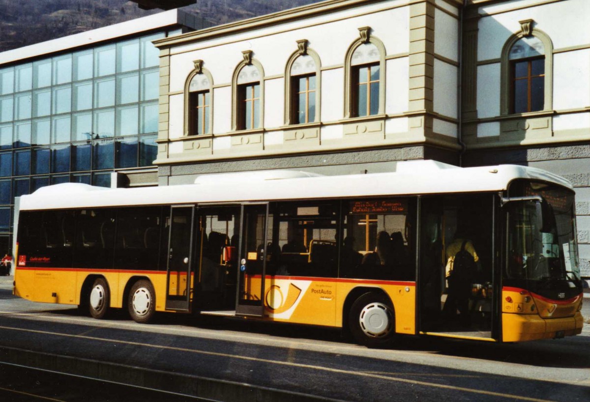 (124'828) - In Albon, Visp- VS 32'092 - Scania/Hess am 12. Mrz 2010 beim Bahnhof Brig