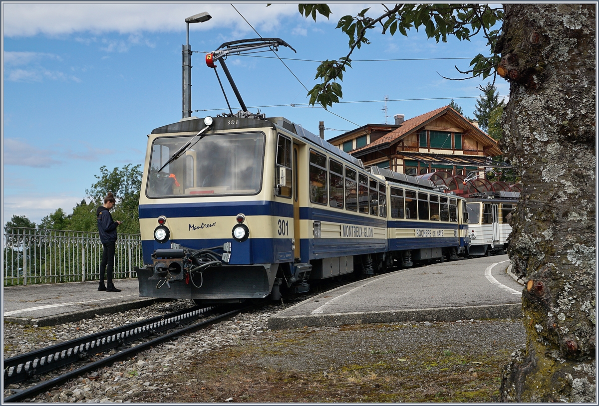 125 Jahre Glion Rochers de Naye - Dank den Feierlichkeitnen konnten Bilder gemacht werden, die sonst nicht gestattet wären (Bahngebiet) Ein solches zeigt den Bhe 4/8 301 beim Halt in Glion.
16. Sept. 2017