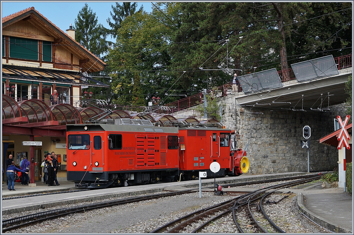 125 Jahre Rochers de Naye Bahn 1897 - 2017: die Feierlichkeiten zum Jubiläum 125 Jahre Rochers de Naye Bahn fanden Mitte September statt, unter anderem mit einer live kommentierten Fahrzeugparade in Glion. Modern ging es weiter mit dem vierten und letzten Programmpunkt: die Hem 2/2 N° 11 und den X rote 4. 
Im Gegensatz zu den anderen 80 cm Schamlspurbahnen wie die Brienz Rothorn Bahn BRB, die Schynige Platte Bahn SPB und die Monte Generoso Bahn MG verkehrt die Rochers de Naye Bahn ganzjährig, bis Haut-de-Caux sogar im Verbundtarif, und ist somit darauf angewiesen, auch bei widrigen Wetterverhältnissen ihre Dienste anbieten zu können, dafür - so der Kommentator - ist man mit der Hem 2/2 und der X rote 4 bestens gerüstet. 
16. Sept. 2017